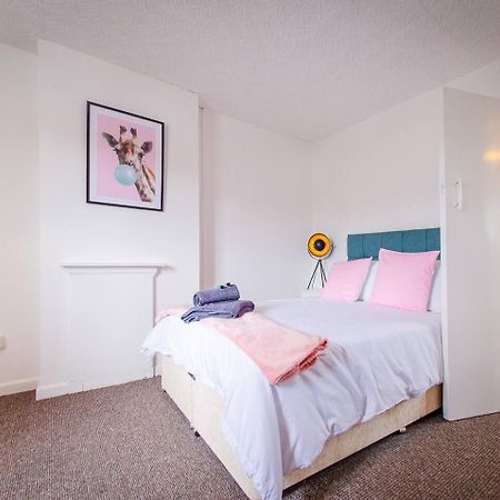 4 Bed - 2 Baths 1 Walk In Shower Lots Of Parking Ipswich Extérieur photo