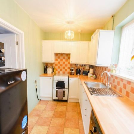 4 Bed - 2 Baths 1 Walk In Shower Lots Of Parking Ipswich Extérieur photo