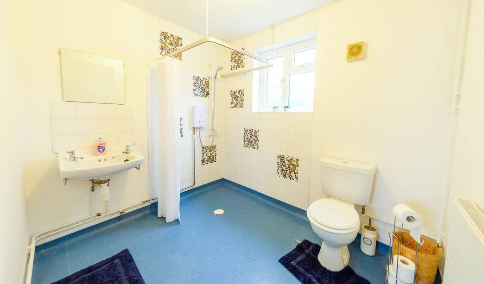 4 Bed - 2 Baths 1 Walk In Shower Lots Of Parking Ipswich Extérieur photo