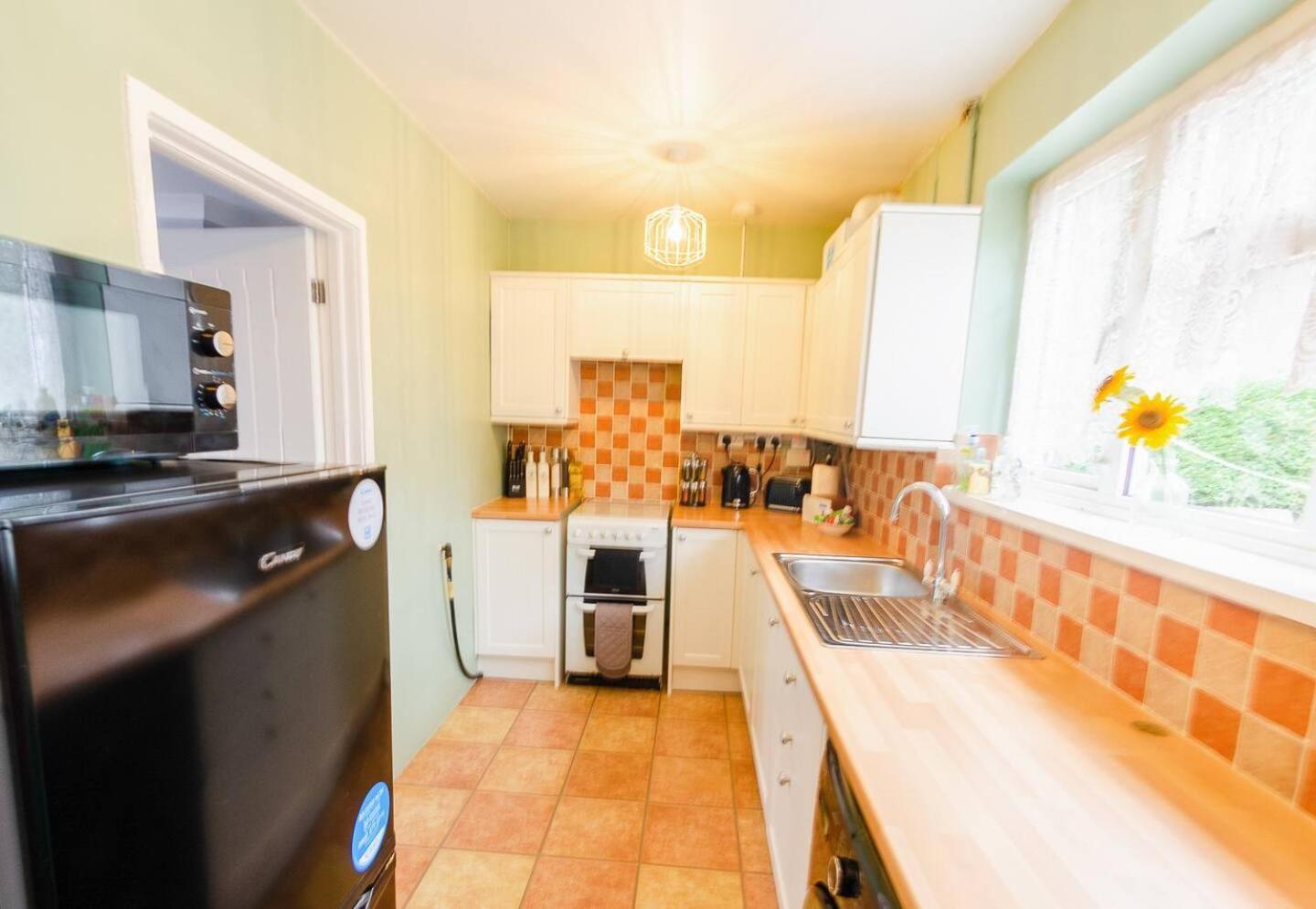 4 Bed - 2 Baths 1 Walk In Shower Lots Of Parking Ipswich Extérieur photo