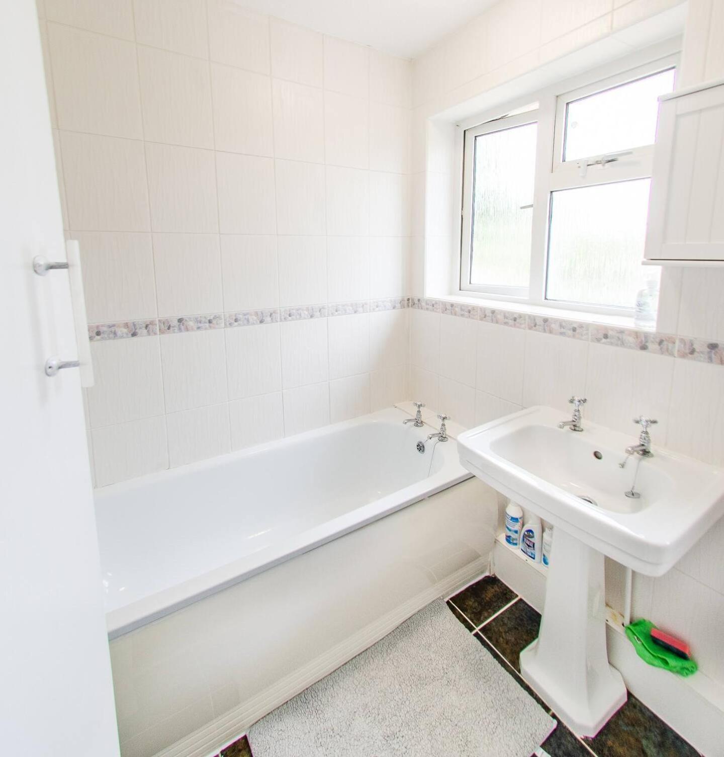 4 Bed - 2 Baths 1 Walk In Shower Lots Of Parking Ipswich Extérieur photo