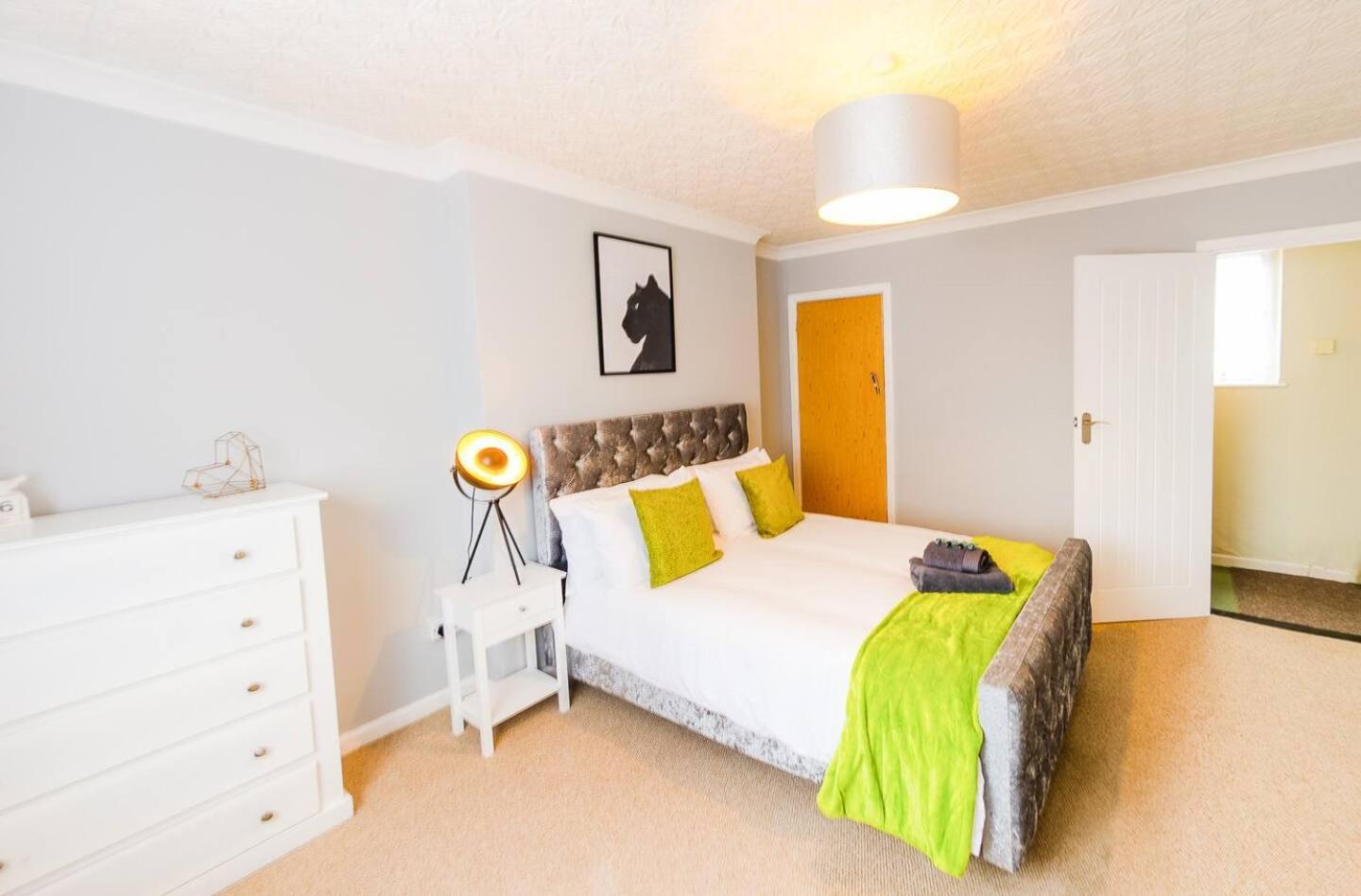 4 Bed - 2 Baths 1 Walk In Shower Lots Of Parking Ipswich Extérieur photo